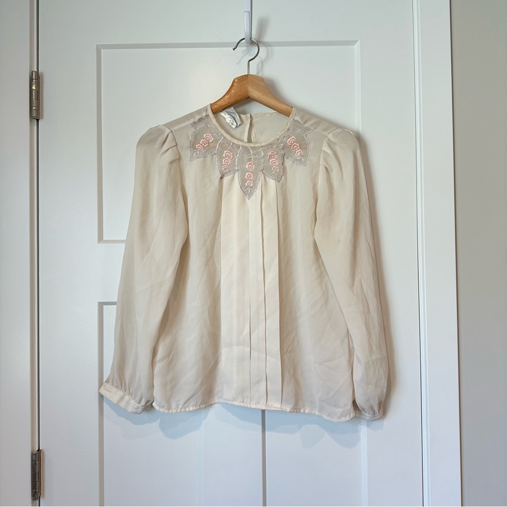 Elegant Vintage Petite Elite Cream Blouse with Embroidered Floral Detail Small S